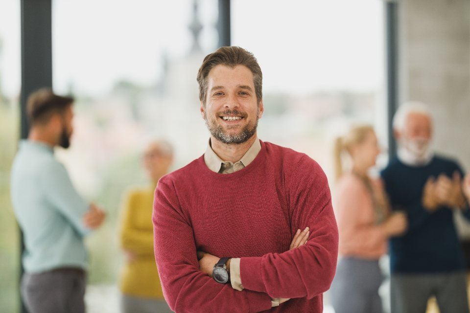 Profesional sonriendo en su oficina