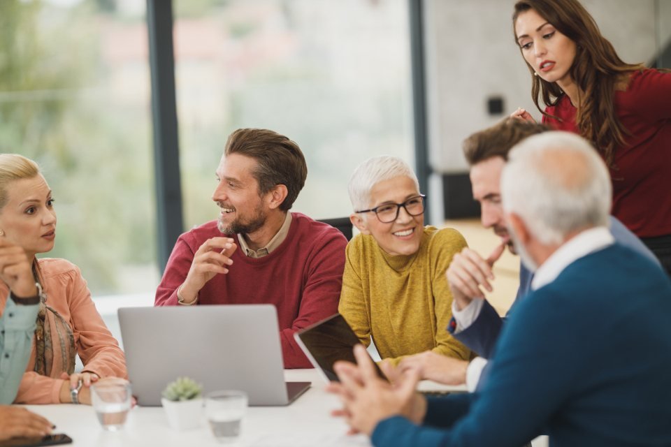Equipo aprendiendo en una sala de reuniones
