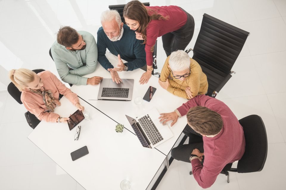 Equipo trabajando en una mesa