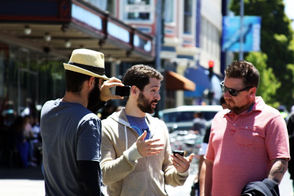 Amigos conversando en la calle