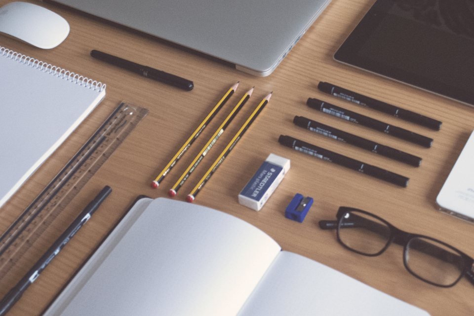 Materiales de estudio sobre un escritorio